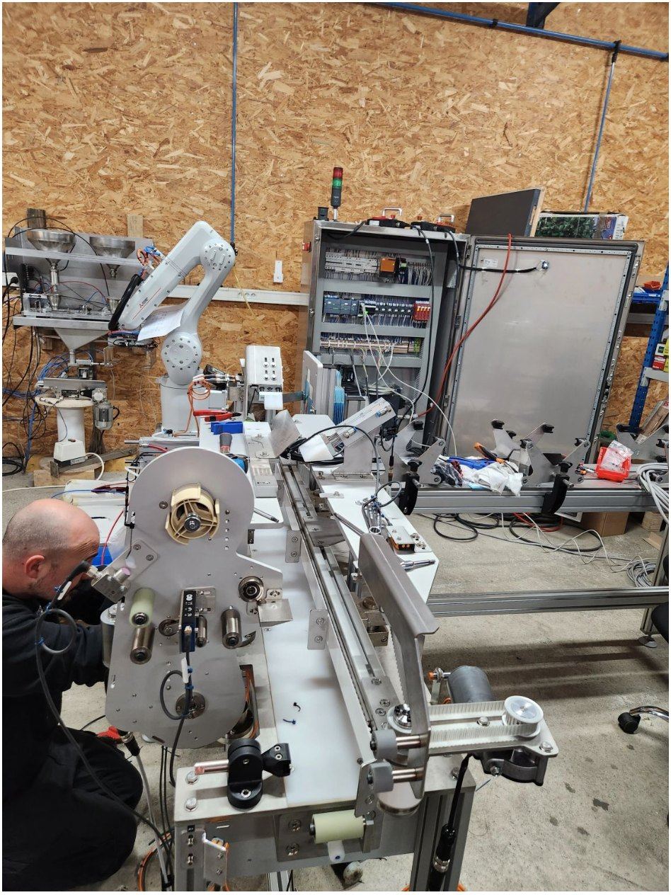 Machine spéciale en mise au point dans l'atelier SARI CONCEPT : robot, convoyeur et armoire d'automatisme
