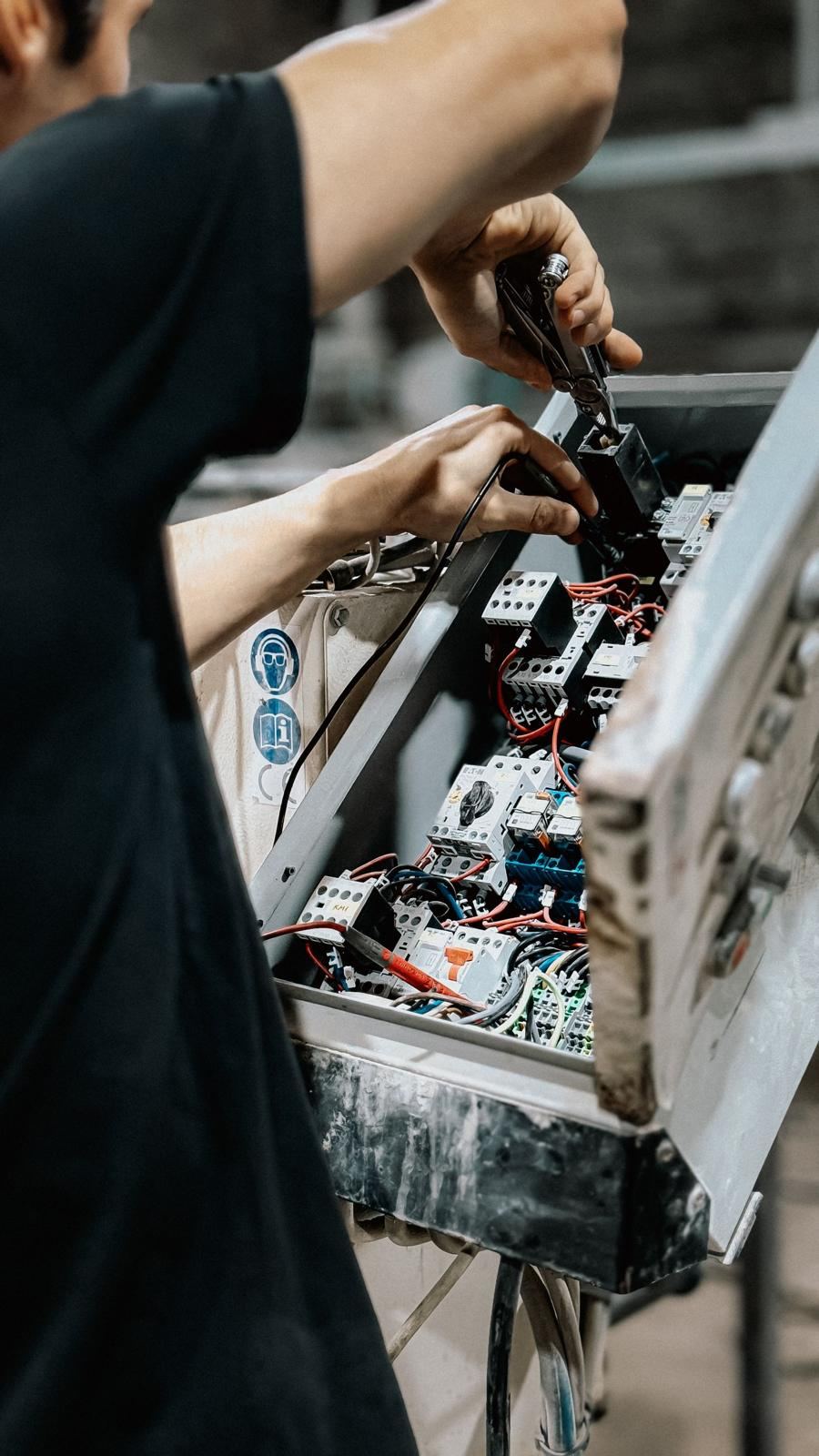 Technicien câblant une armoire électrique
