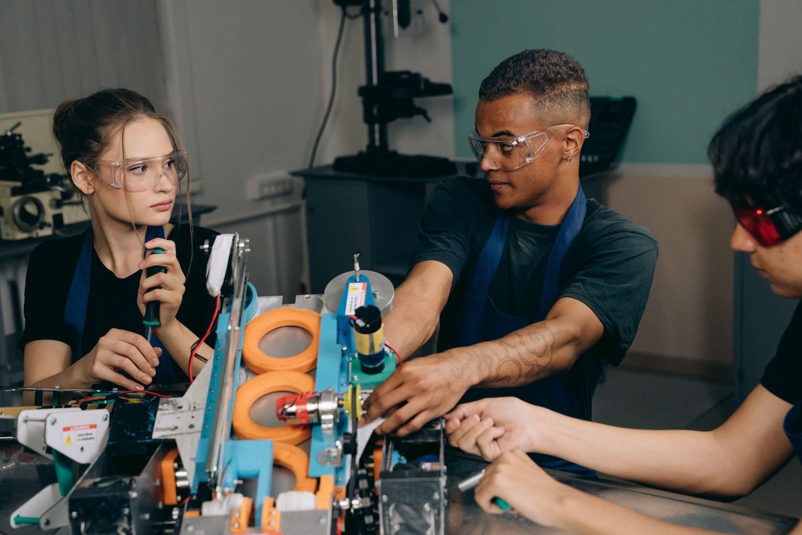 Équipe de techniciens travaillant sur une machine