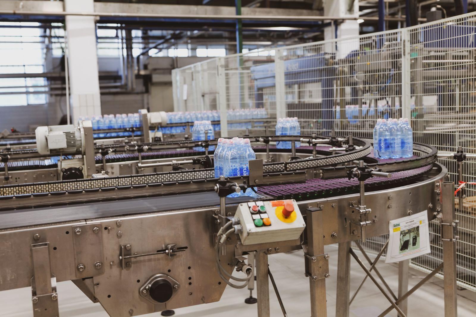 Convoyeur automatisé dans une usine agroalimentaire