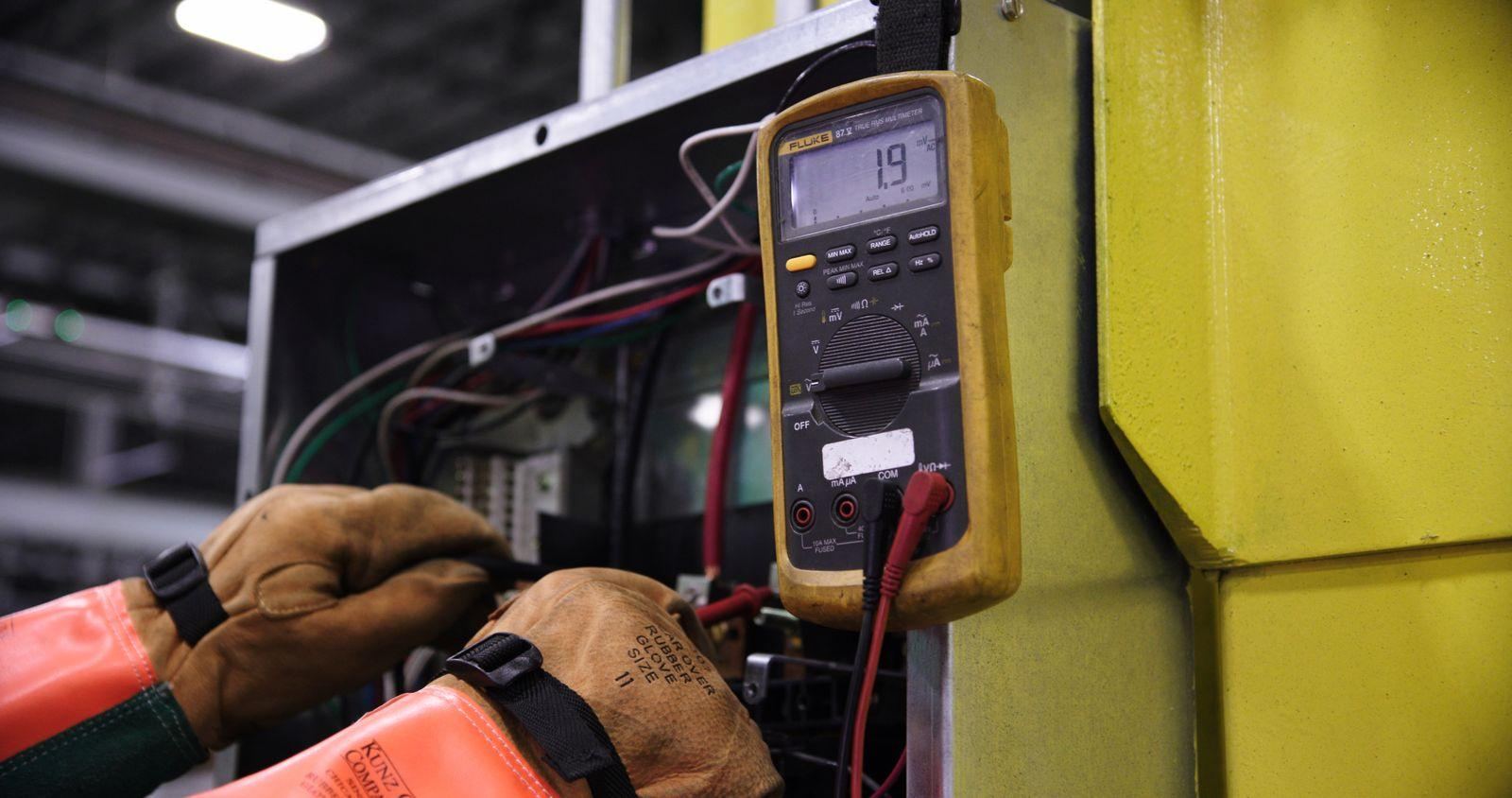 Contrôle électrique d'une armoire au multimètre