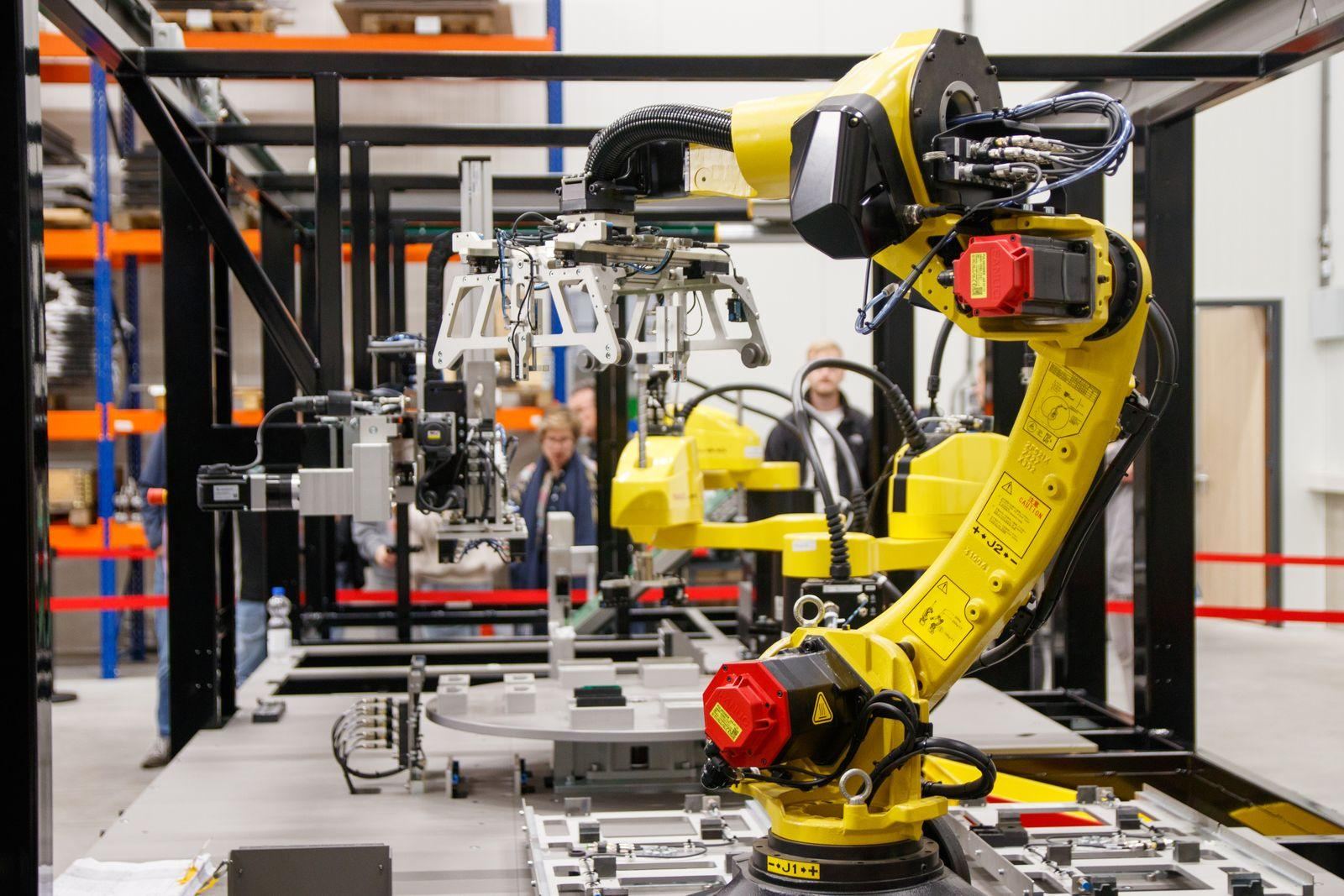 Cellule robotisée avec robot industriel