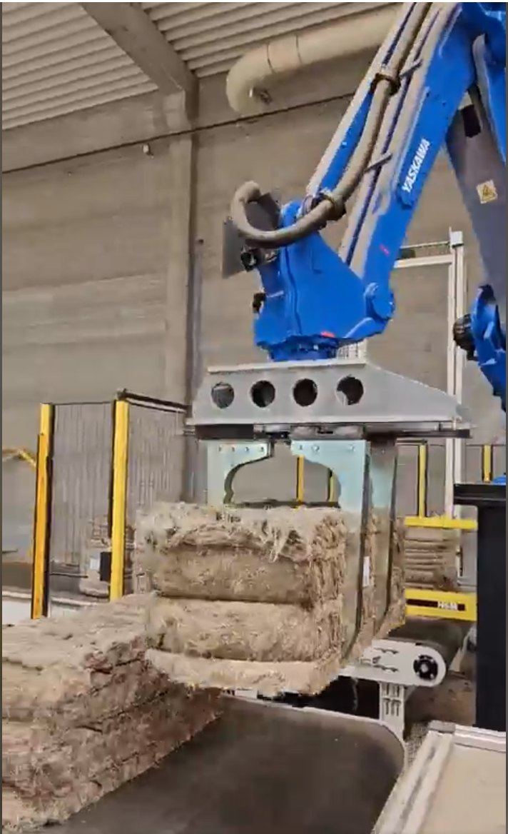Robot Yaskawa manipulant des balles de lin