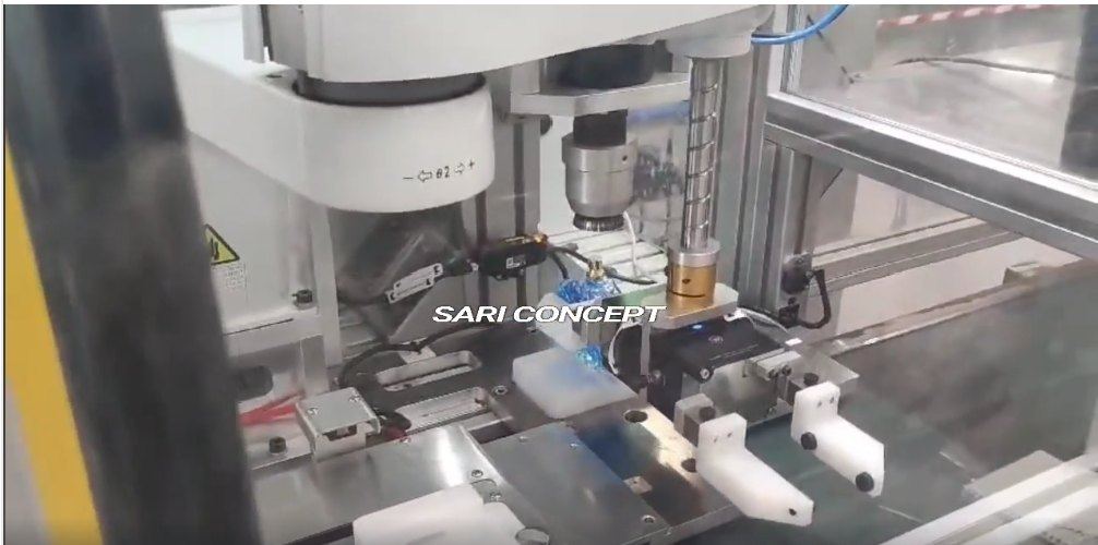 Robot SCARA Epson sertissant un flacon de parfum