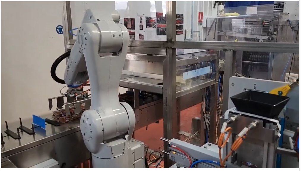 Robot Mitsubishi en tracking alimentant une machine de conditionnement