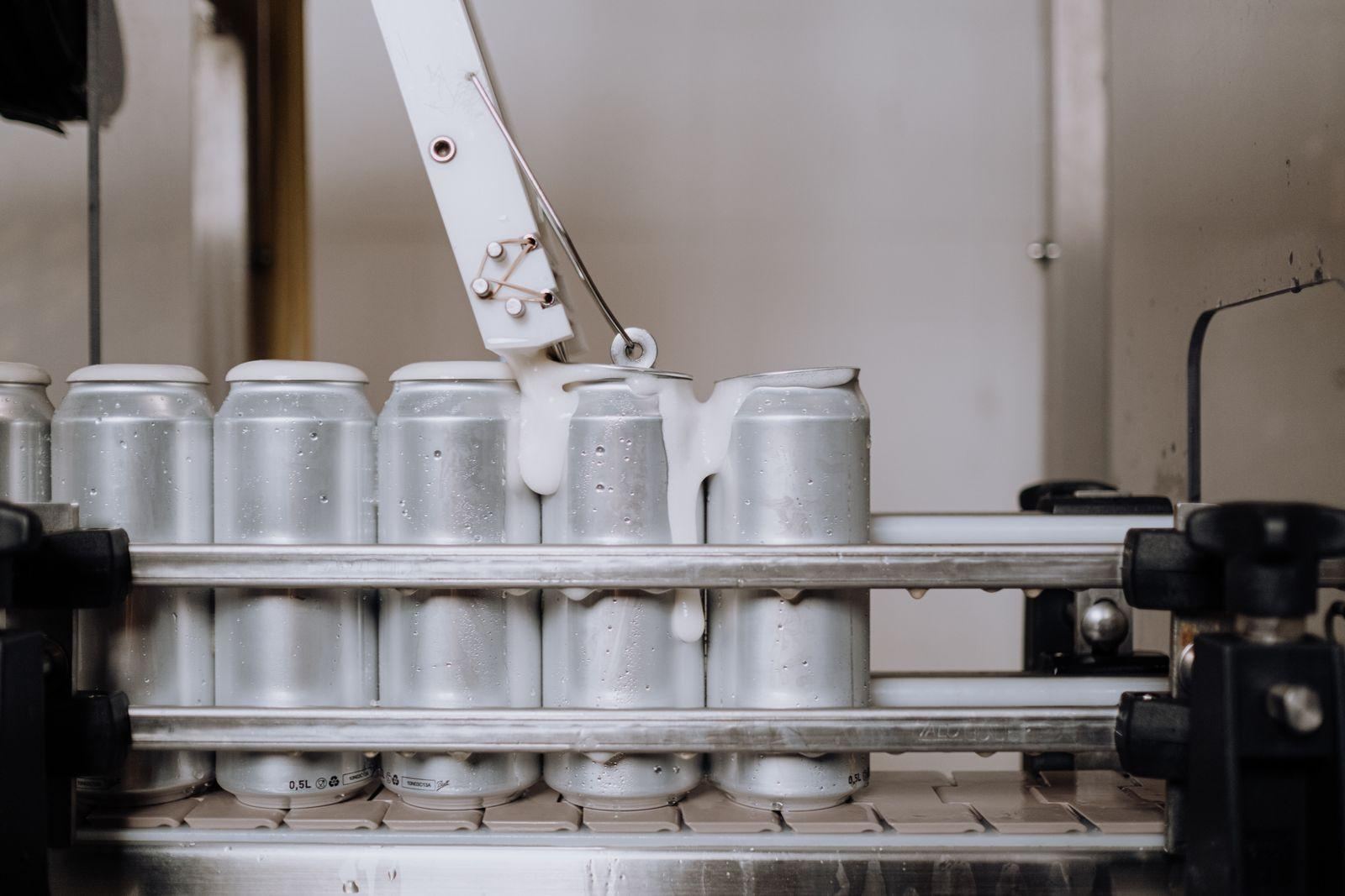 Canettes sur une ligne de production